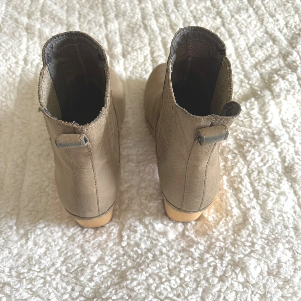 Frye‎ and Co Odessa Boot Womens Taupe Leather Clog Chelsea Boots Wood Heel 9M